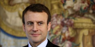 Macron, dos au tableau