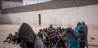 Marché d’esclaves noirs en Lybie