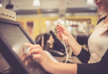 Ignorés, insultés, raillés : les hôtes et hôtesses de caisse nous racontent leur quotidien, une vie professionnelle ponctuée de moments difficiles