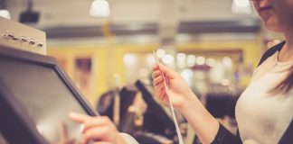 Ignorés, insultés, raillés : les hôtes et hôtesses de caisse nous racontent leur quotidien, une vie professionnelle ponctuée de moments difficiles