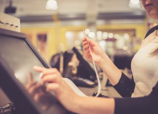 Ignorés, insultés, raillés : les hôtes et hôtesses de caisse nous racontent leur quotidien, une vie professionnelle ponctuée de moments difficiles