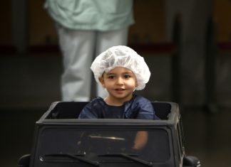 Avant une opération, des jeux et des voiturettes pour déstresser les enfants