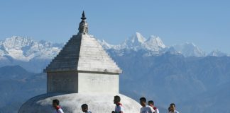 Au Népal, des moines troquent la robe pour des chaussures de sport