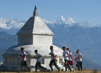 Au Népal, des moines troquent la robe pour des chaussures de sport