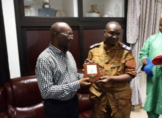 Roger Milla chez le président de la FBF