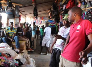 Droits de douane: Donald Trump suspend les importations de vêtements rwandais