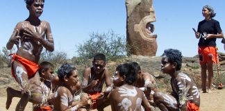 Cent trente ans après sa création, le magazine américain National Geographic reconnaît un traitement raciste de ses reportages jusque dans les années 1970.