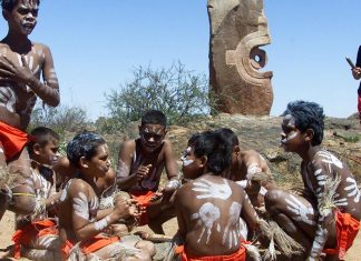 Cent trente ans après sa création, le magazine américain National Geographic reconnaît un traitement raciste de ses reportages jusque dans les années 1970.