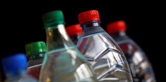 L’eau en bouteille de nombreuses marques contaminée par des particules de plastique