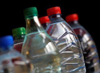 L’eau en bouteille de nombreuses marques contaminée par des particules de plastique