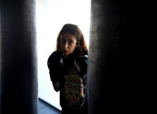 Une boxeuse saoudienne brise les tabous autour du sport féminin