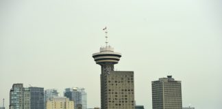 Pas impoli mais Français, plaide un serveur licencié pour agressivité au Canada