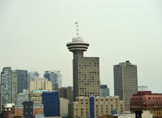 Pas impoli mais Français, plaide un serveur licencié pour agressivité au Canada