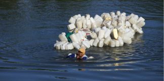 Indonésie: elles nagent à contre-courant pour de l’eau potable