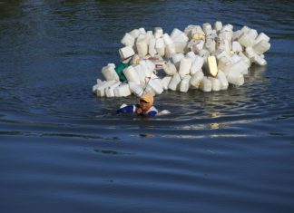 Indonésie: elles nagent à contre-courant pour de l’eau potable