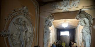 A Saint-Pétersbourg, les entrées d’immeuble d’époque font la joie des curieux