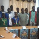 Des athlètes et Voshings burkinabè présentent leurs médailles à Daouda Azoupiou