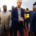 Arsene Wenger arrive au Liberia pour recevoir un prix spécial