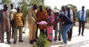 31ème anniversaire de l’assassinat du Président Thomas Sankara : ‘’Le dossier suit son cheminement sous la vigilance du juge d’instruction’’ Me Bénéwendé Sankara 15 Octobre 1987-15 Octobre 2018, cela fait 31 ans que, Thomas Sankara, le père de la Révolution burkinabè, a été assassiné avec 12 de ses compagnons. C’est Koudougou la cité du cavalier rouge que l’union pour la renaissance (Parti Sankariste) (UNIR/PS) a choisi pour abriter la commémoration de cette date historique. Une conférence publique, un dépôt de gerbes de fleurs et une conférence de presse ont constitué ses grands axes. 