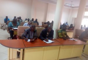 Société minière du Bélahourou : les employés demandent la restitution de leurs arriérés Evalués à plus de 600, les employés de la Société Minière du Bélahourou(SMB) en arrêt de travail depuis mai 2017 ont animé une conférence de presse en vue disent-ils de « prendre l’opinion à témoin sur la gestion de la mine par la société BALAJI ».