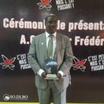 Pr Frédéric Ouattara, meilleur physicien africain de l’espace 2018 : ‘’Il a affiché le drapeau burkinabè dans « l’espace »’’ selon le Pr Nicolas Barro le-professeur-presentant-son-prix
