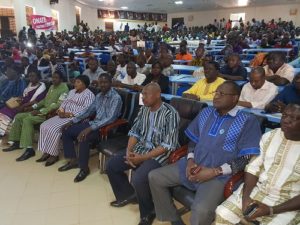 3- Une salle pleine à craquer venue pour soutenir et féliciter le professeur