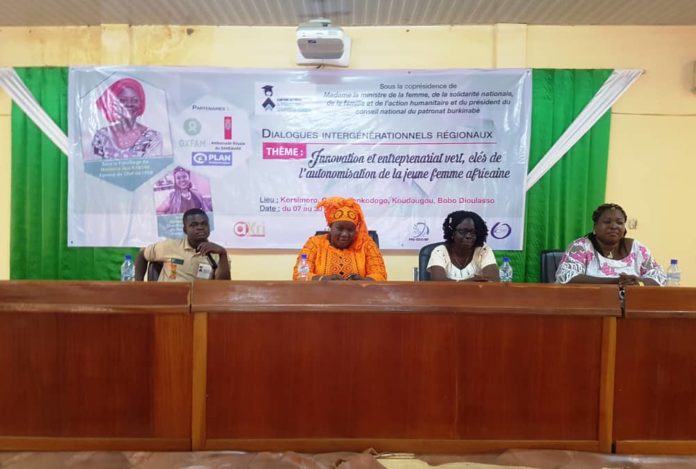 Koudougou la cité du cavalier rouge  a reçu la caravane de la « campagne nationale de promotion du leadership féminin » le samedi 16 mars 2019. L’étape de Koudougou a été marquée par un dialogue intergénérationnel entre les femmes leaders de la région venues partager leur expérience tant professionnelle que sociale aux jeunes femmes qui aspirent aussi au leadership.