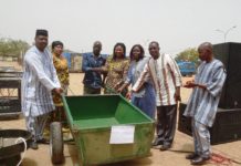 Promotion des produits agro-alimentaires :Les ‘’JPAK’’ ou la vitrine offerte aux producteurs Un des meilleurs producteurs recevant son prix