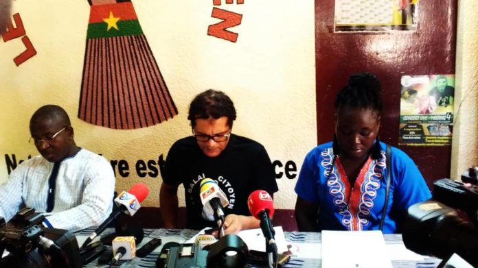 LE-BALAI-CITOYEN-FACE-A-LA-PRESSE