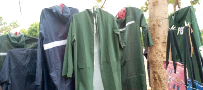 LA-VENTE-DES-IMPERMEABLES-UN-COMMERCE-FLORISSANT