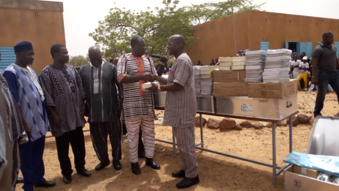 PR-OUARO-REMET-UN-ECHANTILLON-DES-KITS