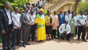 UNE-PHOTO-DE-FAMILLE-POUR-IMMORTALISER-LA-RENCONTRE