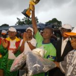 Coupe du maire de Poa : Ralo s’est adjugé le trophée de cette première édition Ralo-recoit-le-trophé