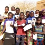 Éducation : dans le Loroum, plus de mille postes radio ont été distribués à des écoliers