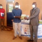 Riposte Covid-19 : l’AEM Burkina apporte sa contribution LE-PRESIDENT-AEM-REMETTANT-LE-DON