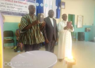 Religion : Diébougou dédicace sa première Bible en Dagara LES-REPRESNTANTS-DES-EGLISES-CATHOLIQUES-ET-PROTESTANTES-BIBLE-EN-PAIX