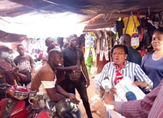 Elections couplées du 22 novembre : Yeli Monique Kam échange avec les commerçants de Gaoua Election -couplée –du- 22 –novembre-Yeli- Monique- Kam- échange- avec- les- commerçants- de -Gaoua