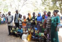 Promotion de l’excellence à Guiba: l’association ISAEDD offre des lampes solaires à des élèves L-association-ISAEDD- offre- des- lampes- solaires- à -des -élèves