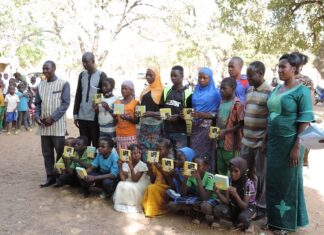 Promotion de l’excellence à Guiba: l’association ISAEDD offre des lampes solaires à des élèves L-association-ISAEDD- offre- des- lampes- solaires- à -des -élèves