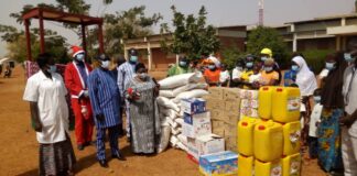 Arbre de Noel, le CHR de Kaya au chevet des tout-petits hospitalisés DES-VIVRES-REMIS-PAR-LA-MARRAINE