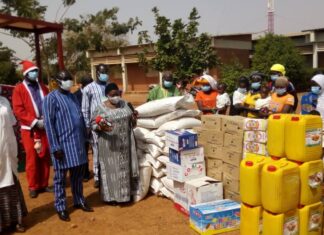 Arbre de Noel, le CHR de Kaya au chevet des tout-petits hospitalisés DES-VIVRES-REMIS-PAR-LA-MARRAINE