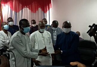 Ministère de l’Habitat, de l’Urbanisme et de la Ville : Me Bénéwendé Sankara prend son bâton de commandement Ministère -de -l-Habitat- de- l-Urbanisme –et- de –la- Ville Me- Bénéwendé- Sankara -prend –son- bâton- de- commandement