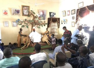 Gestion des questions foncières : Bénéwendé Sankara demande des conseils au mogho naaba Gestion –des- questions- foncières- Bénéwendé -Sankara -demande –des- conseils- au- mogho- naaba