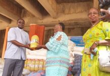 Solidarité : le comité « Célébrons le 08 mars Autrement » offre des tonnes de vivres aux déplacés internes de Fada N’gourma REMISE-DE-DON