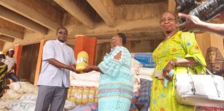 Solidarité : le comité « Célébrons le 08 mars Autrement » offre des tonnes de vivres aux déplacés internes de Fada N’gourma REMISE-DE-DON