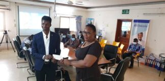 Remise des prix du Hackathon organisé par Diakonia : classé 1er , le groupe SYNAPSE empoche la somme de 2 000 000 FCFA diakonia-presimetre-hackathon