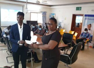 Remise des prix du Hackathon organisé par Diakonia : classé 1er , le groupe SYNAPSE empoche la somme de 2 000 000 FCFA diakonia-presimetre-hackathon