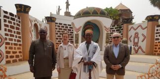 Koudougou : l’Ambassadeur de France au Burkina chez le chef d’Issouka LUC-HALLADE-CHEZ-LE-CHEF-DE-ISSOUKA