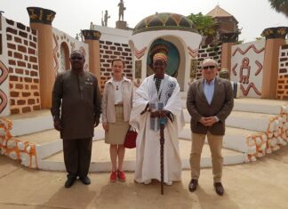 Koudougou : l’Ambassadeur de France au Burkina chez le chef d’Issouka LUC-HALLADE-CHEZ-LE-CHEF-DE-ISSOUKA