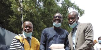 Ecole Primaire Publique de Pounkouyan : l’association Dalobé apporte du sourire aux élèves LA-REMISE-DES-VIVRES-AUX-ENSEIGNATS